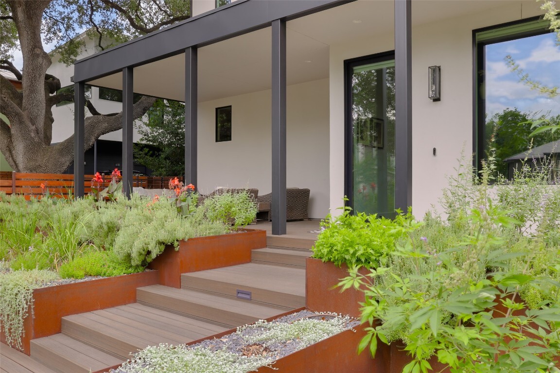 Property Photo: 1105 W Monroe Street TX 78704