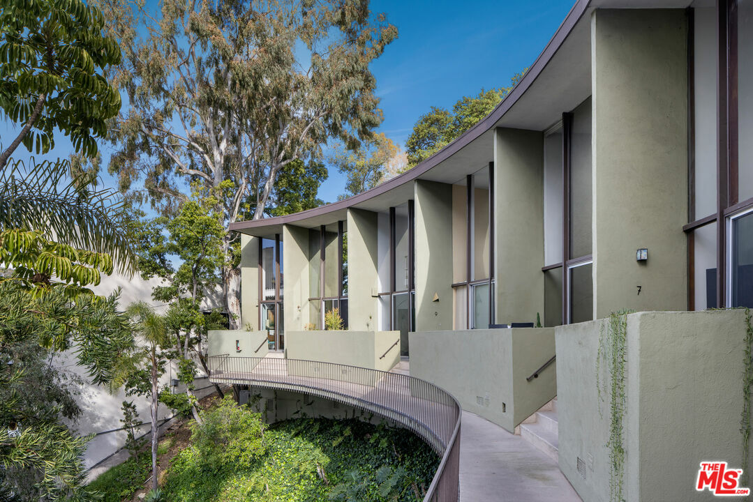3625 Fredonia Dr  Los Angeles CA 90068 photo