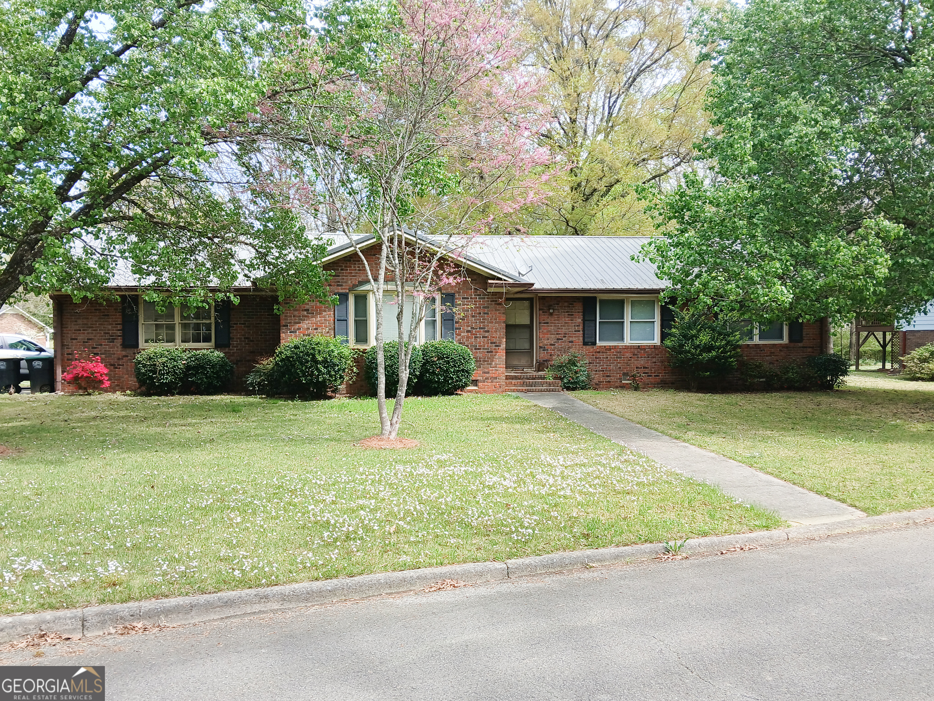 Property Photo: 2 Castlewood Drive SW GA 30165