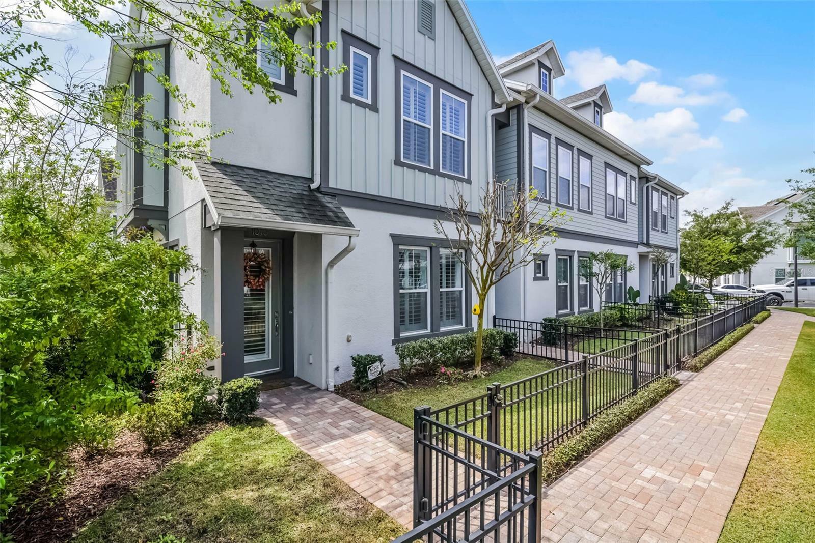 Property Photo: 1010 Lychee Court FL 32746