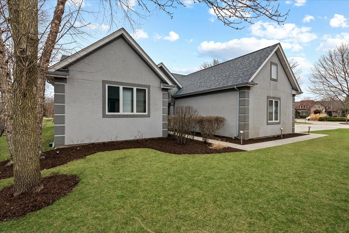 Property Photo: 2451 Augusta Way IL 60035