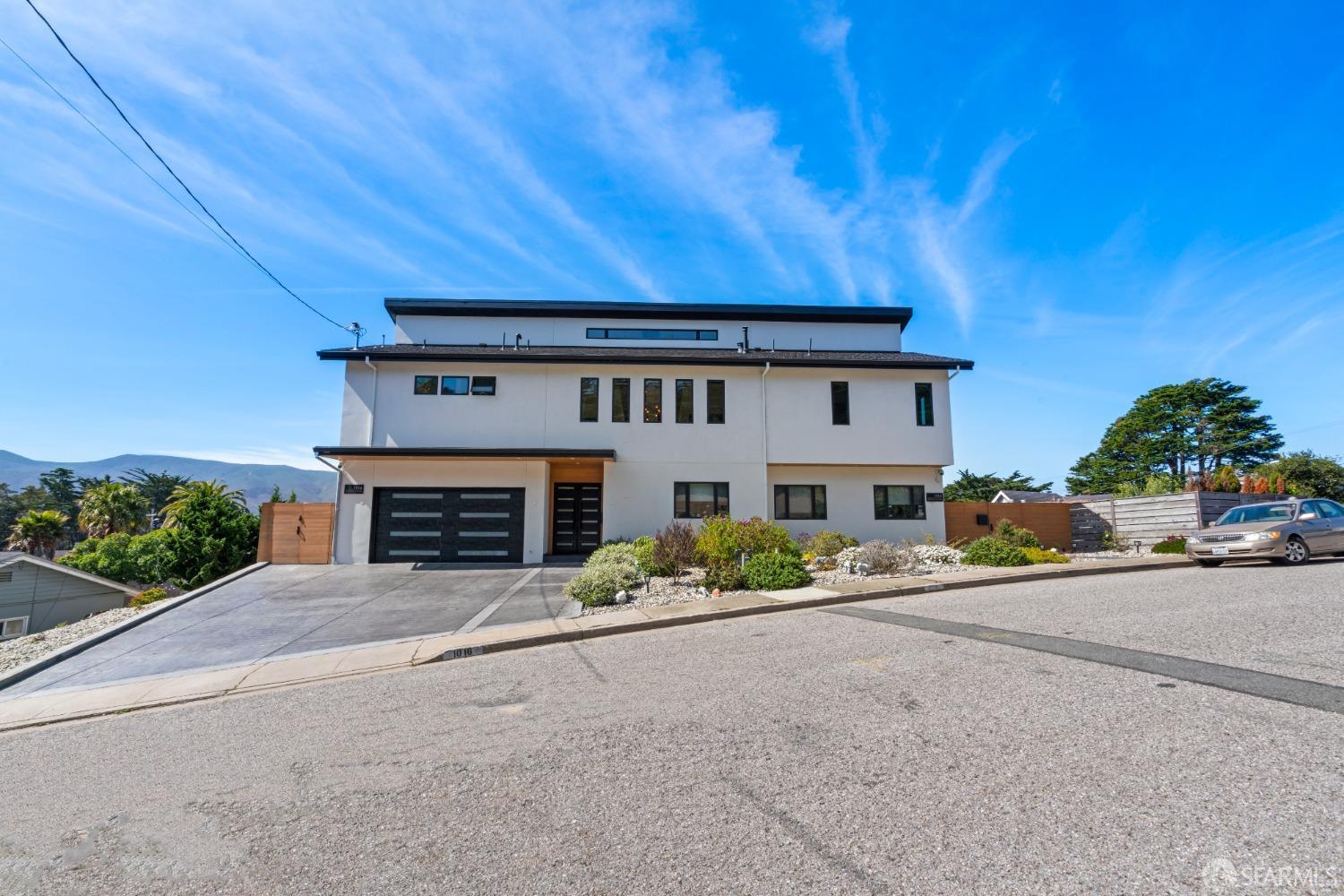 Property Photo: 1016 Escalero Avenue CA 94044
