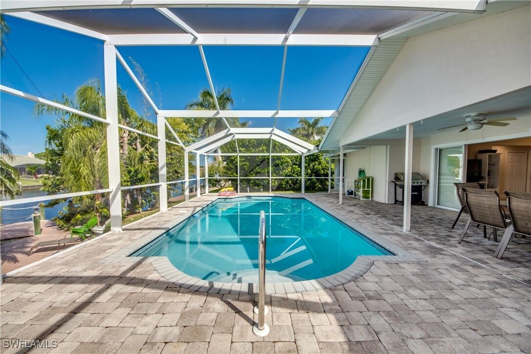 Property Photo:  3528 SE 1st Place  FL 33904 