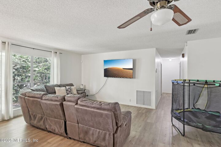 Property Photo: 1800 Laurel Street FL 32177