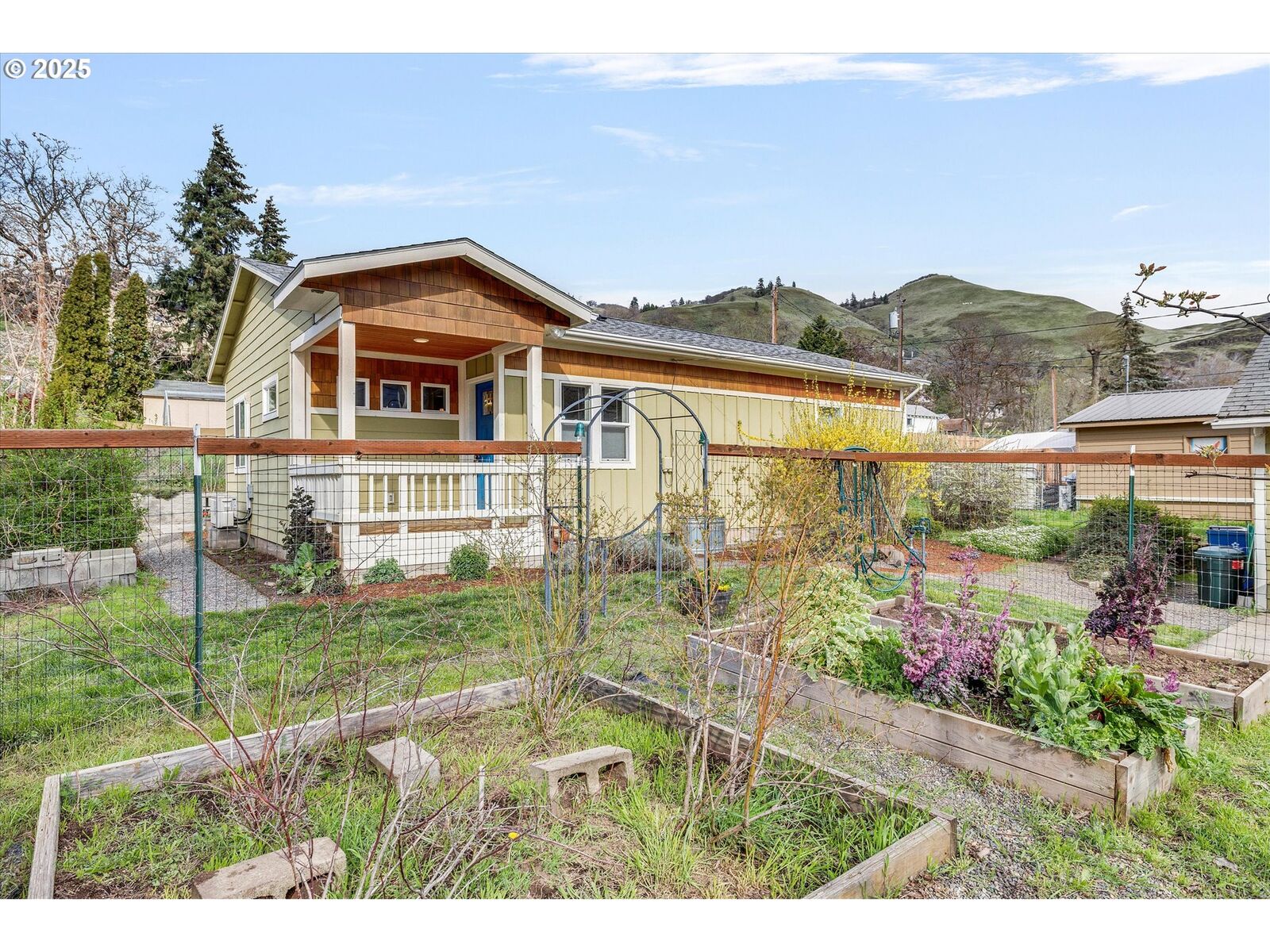 Property Photo: 419 State St WA 98635