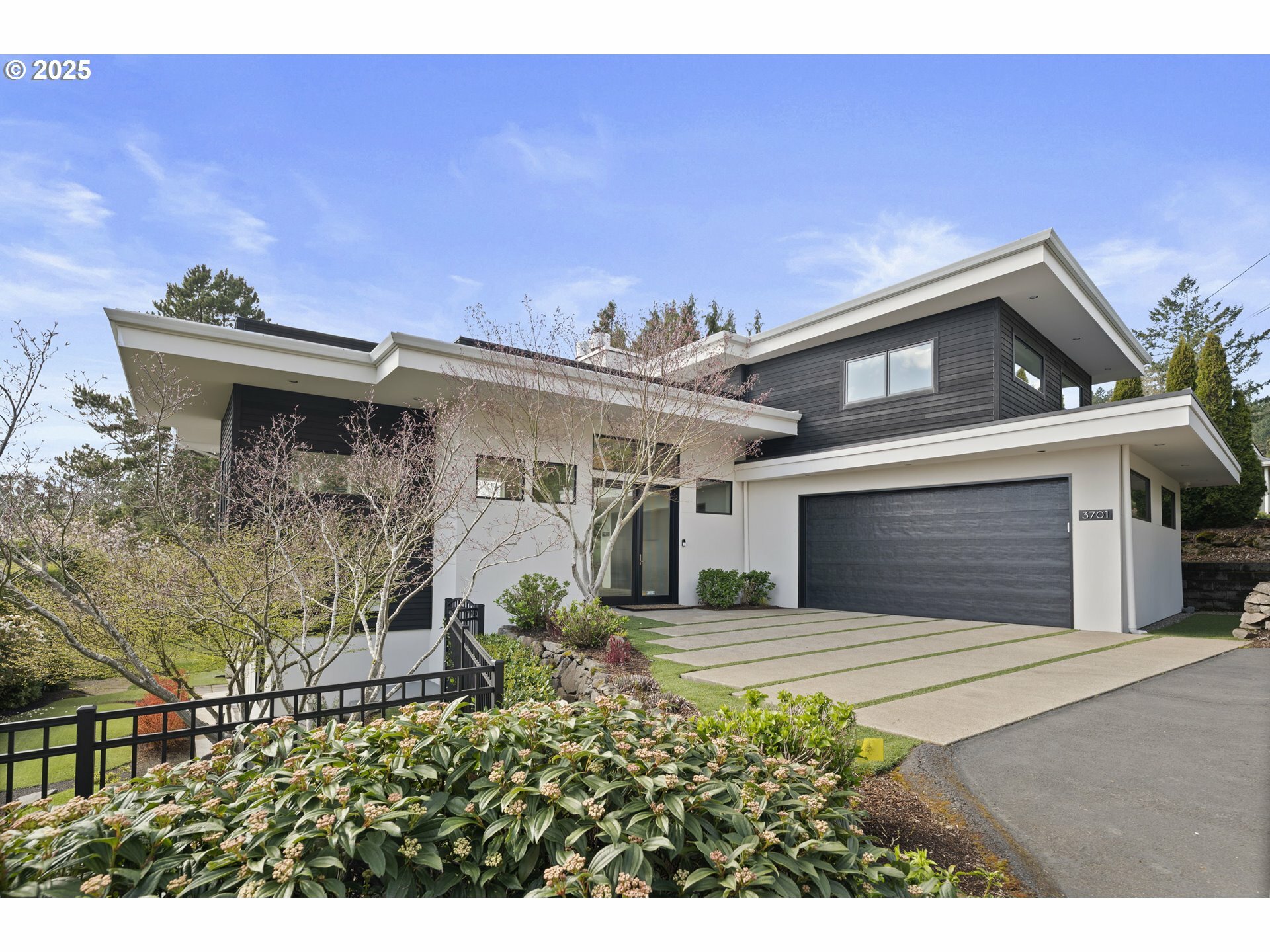 Property Photo: 3701 SW 38th Ave OR 97221