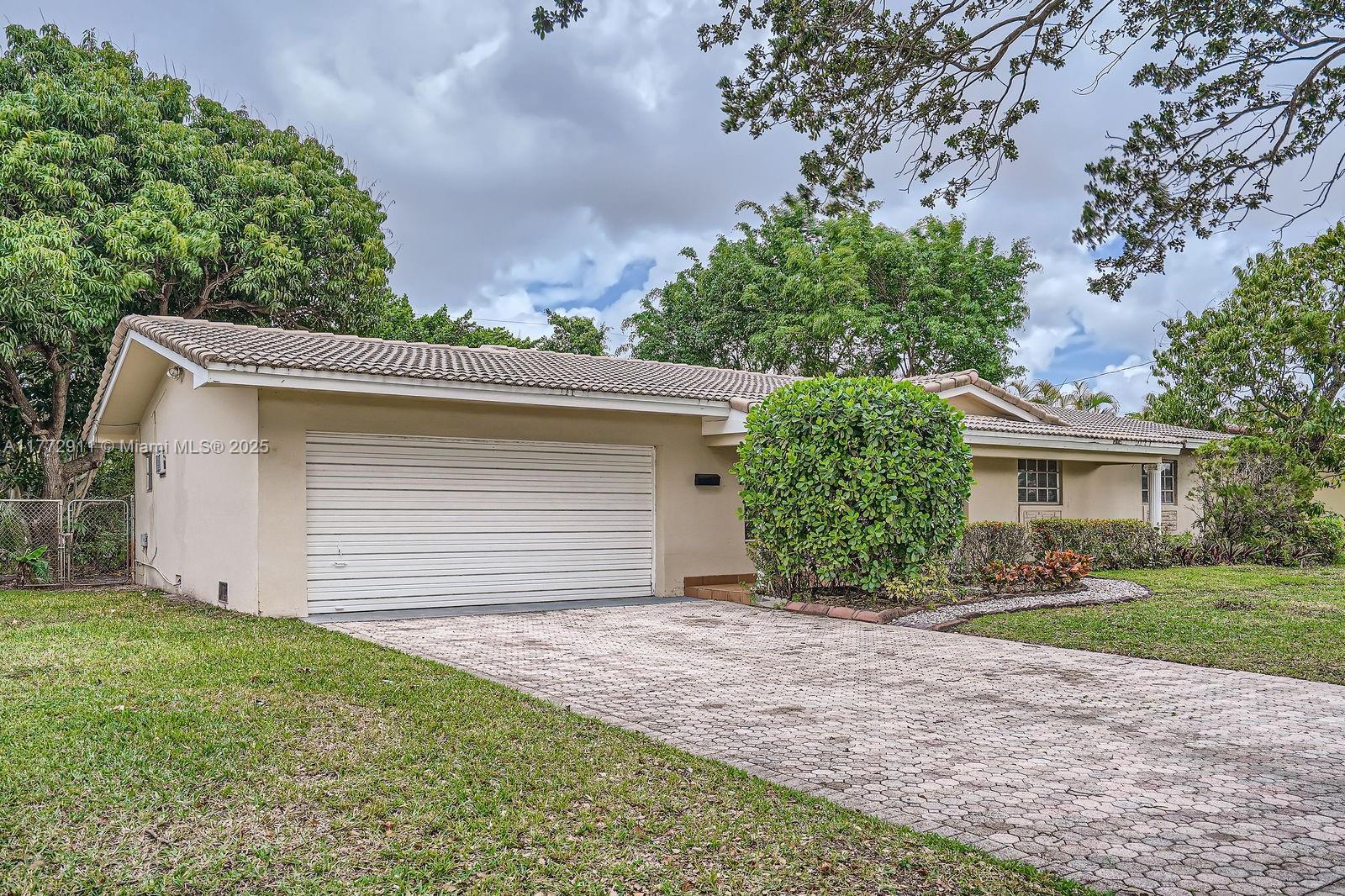 Property Photo: 7301 NW 11th St FL 33313
