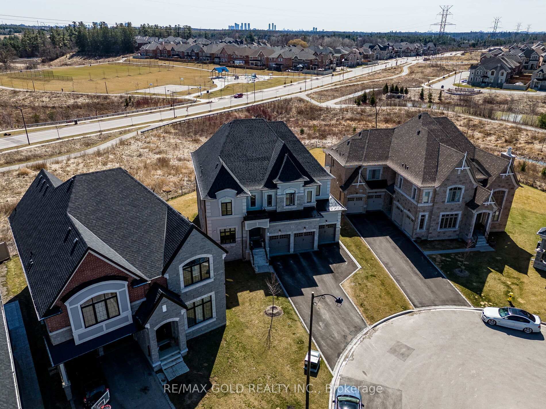 Property Photo: 9 Mountain Vista Court ON L4H 4W6
