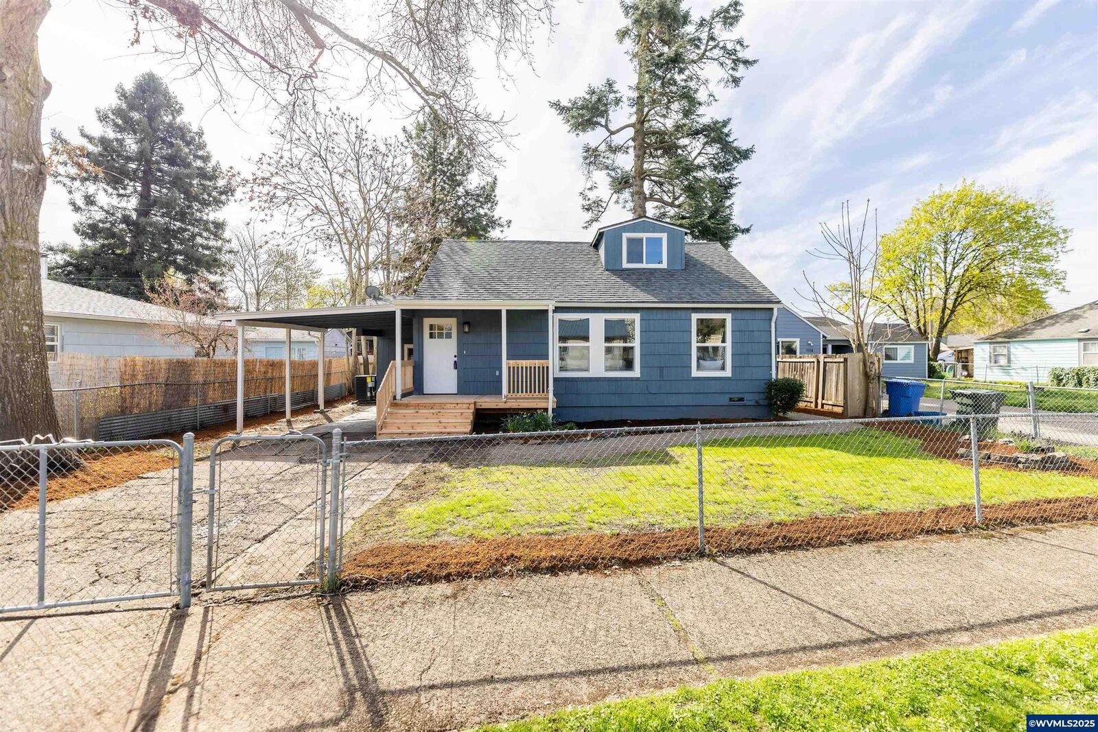 Property Photo:  1132 8th St NW  OR 97304 