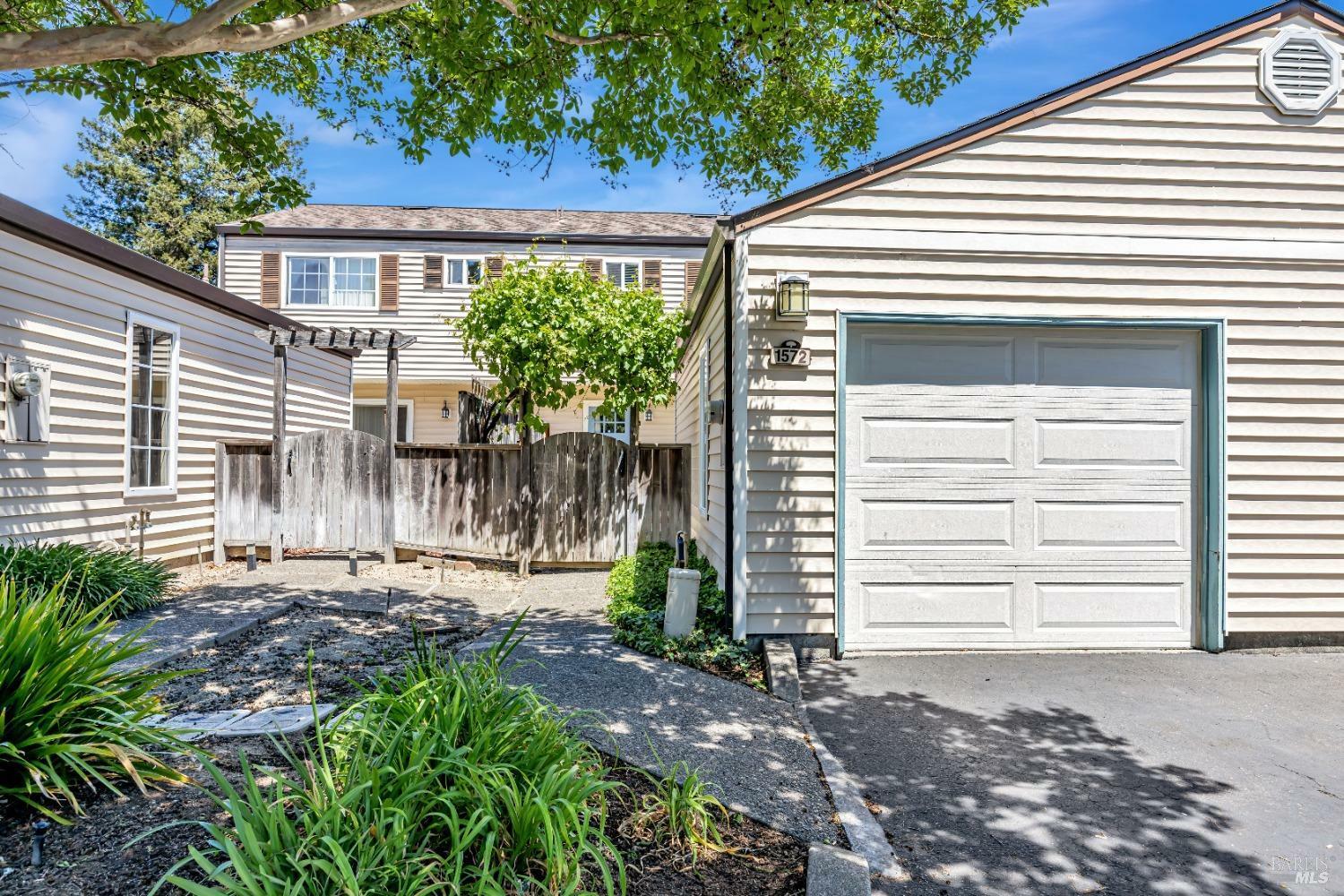 Property Photo: 1572 Yardley Street CA 95403