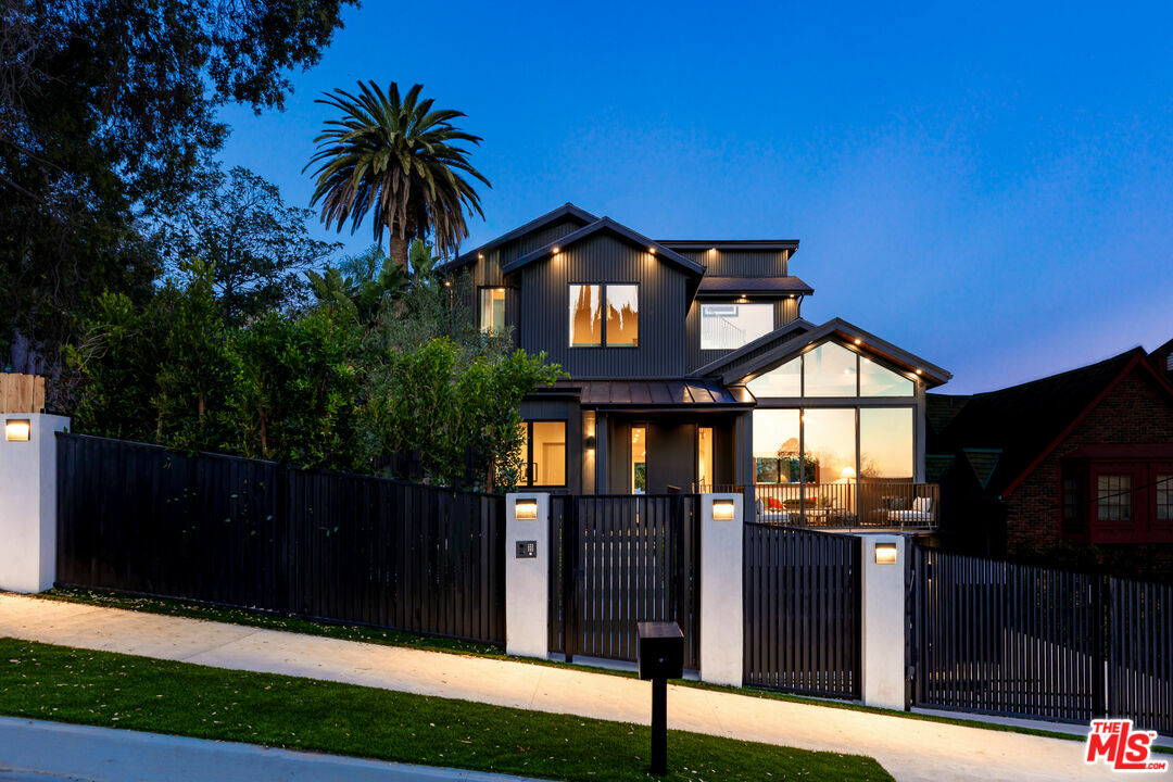 Property Photo: 1822 N Vista St CA 90046