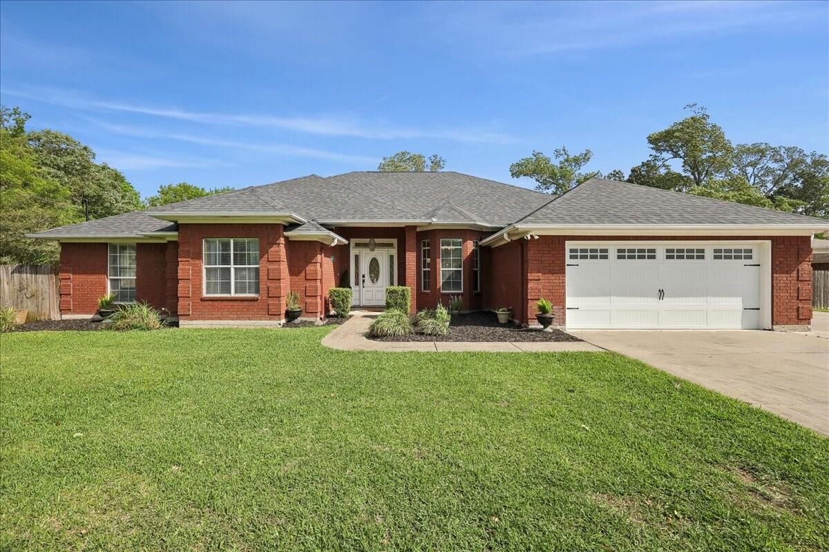 Property Photo:  1302 Dawnwood  TX 77632 