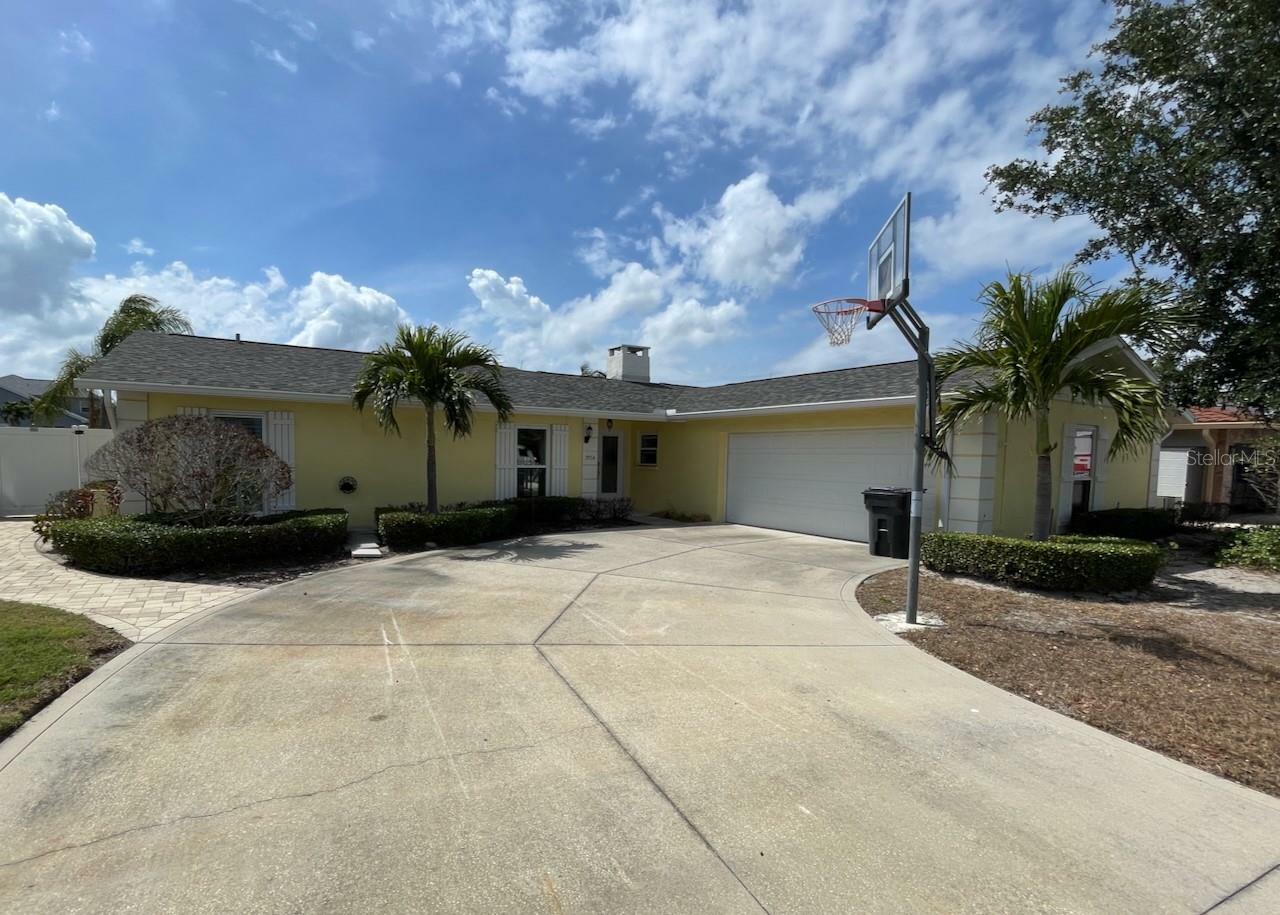 Property Photo: 3914 Venetian Way FL 33634