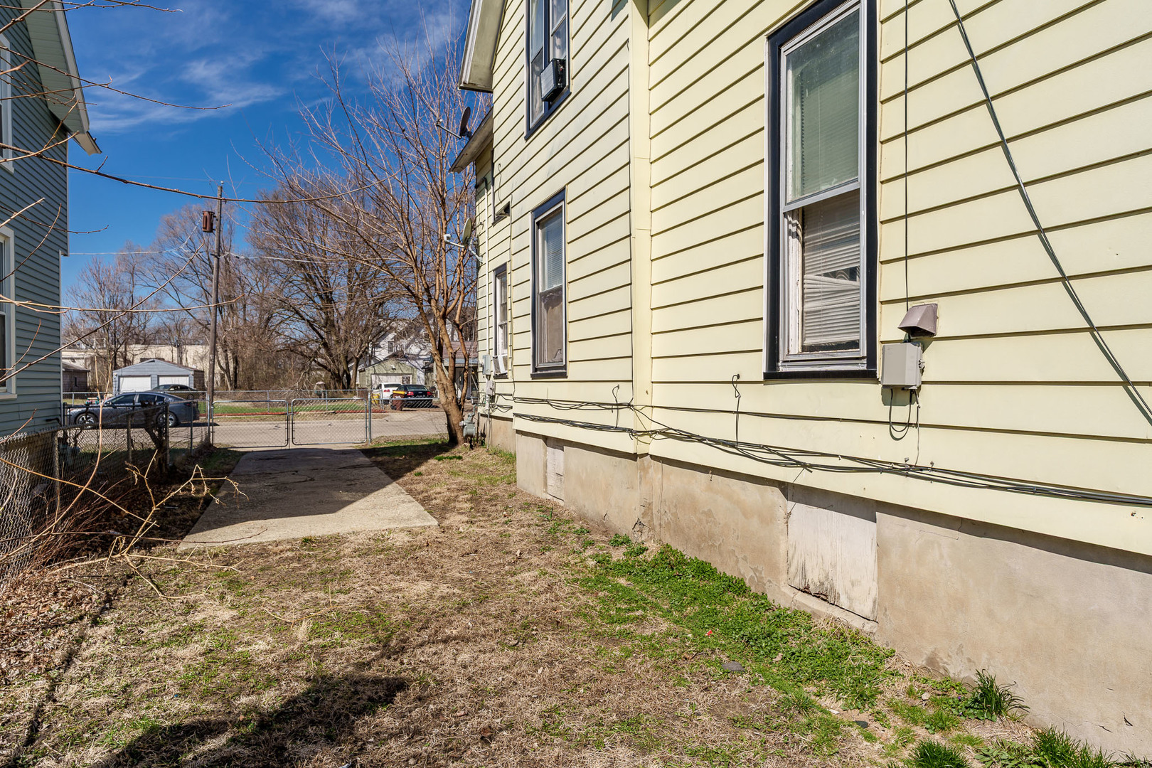 Property Photo: 725 N Horsman Street IL 61101