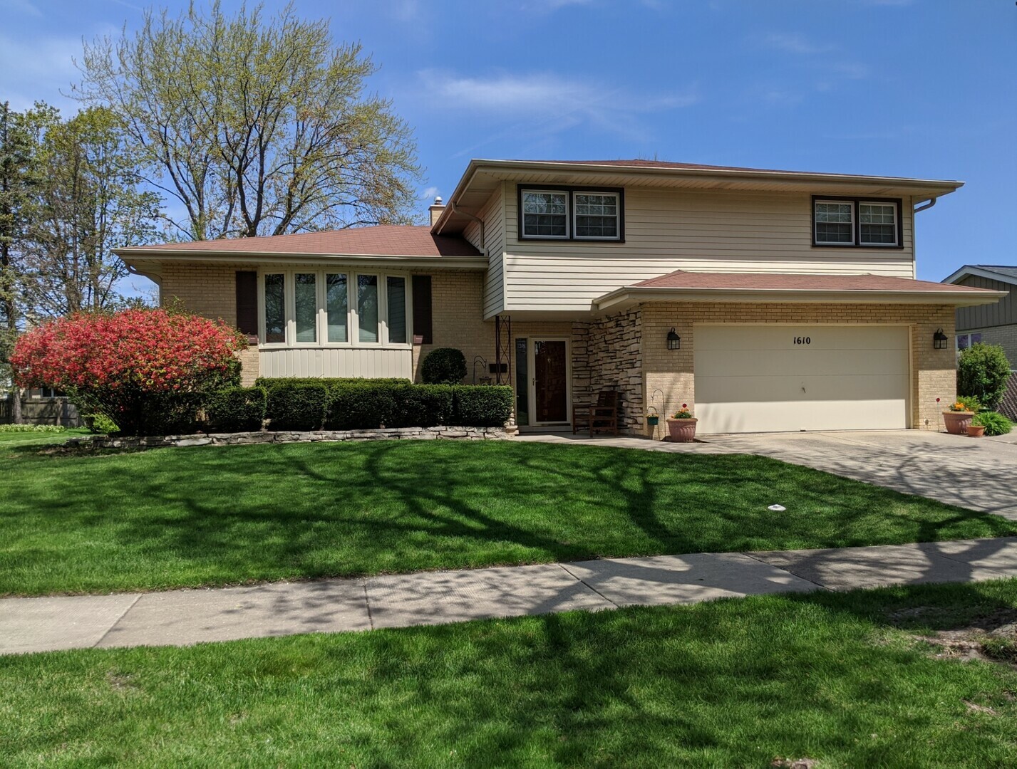 1610 E Greenwood Drive  Mount Prospect IL 60056 photo