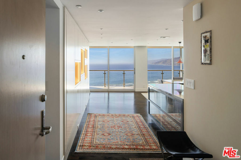 Property Photo: 201 Ocean Avenue 1606P CA 90402