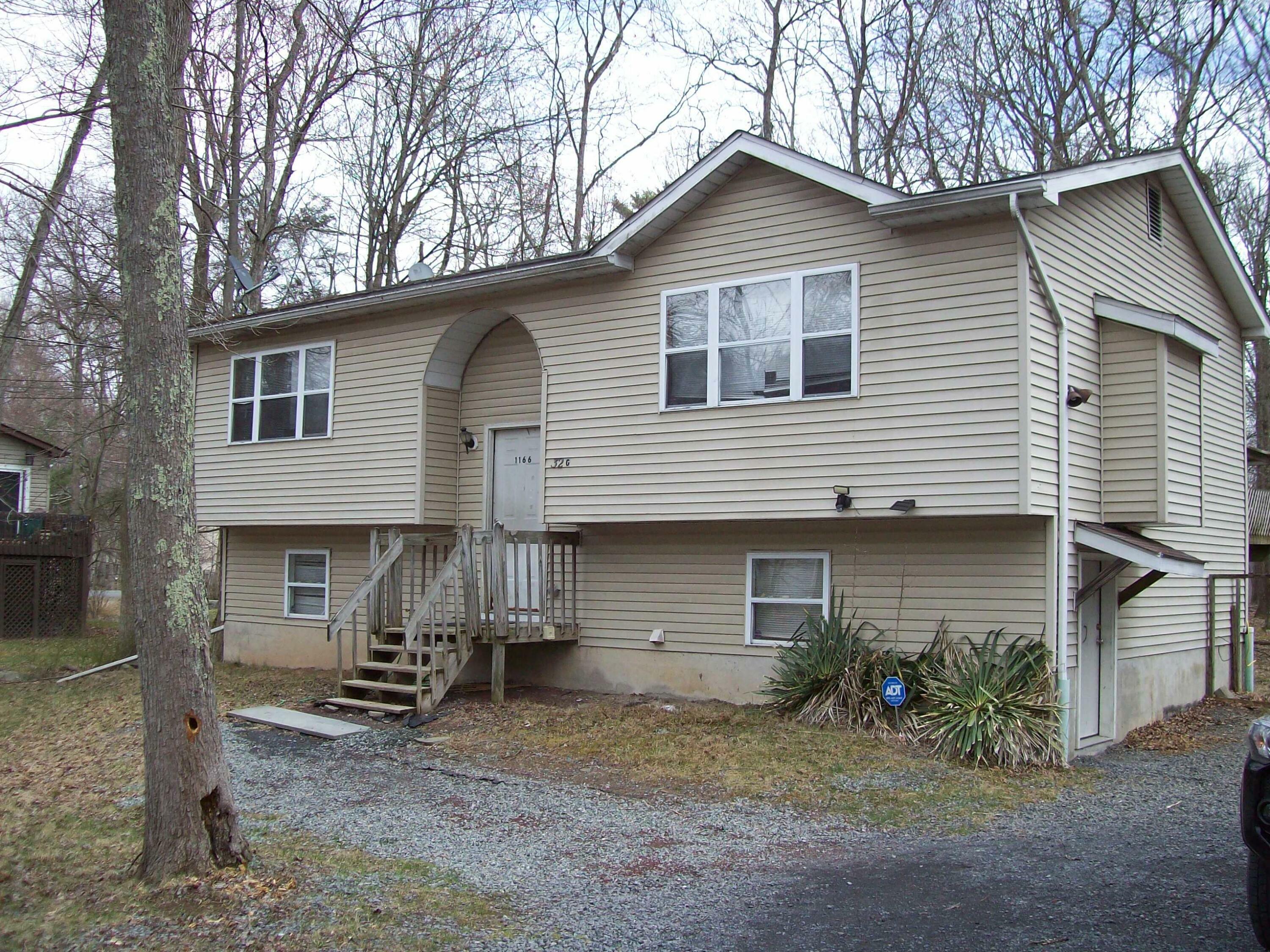 Property Photo: 1166 Hunters Woods Dr Drive PA 18301