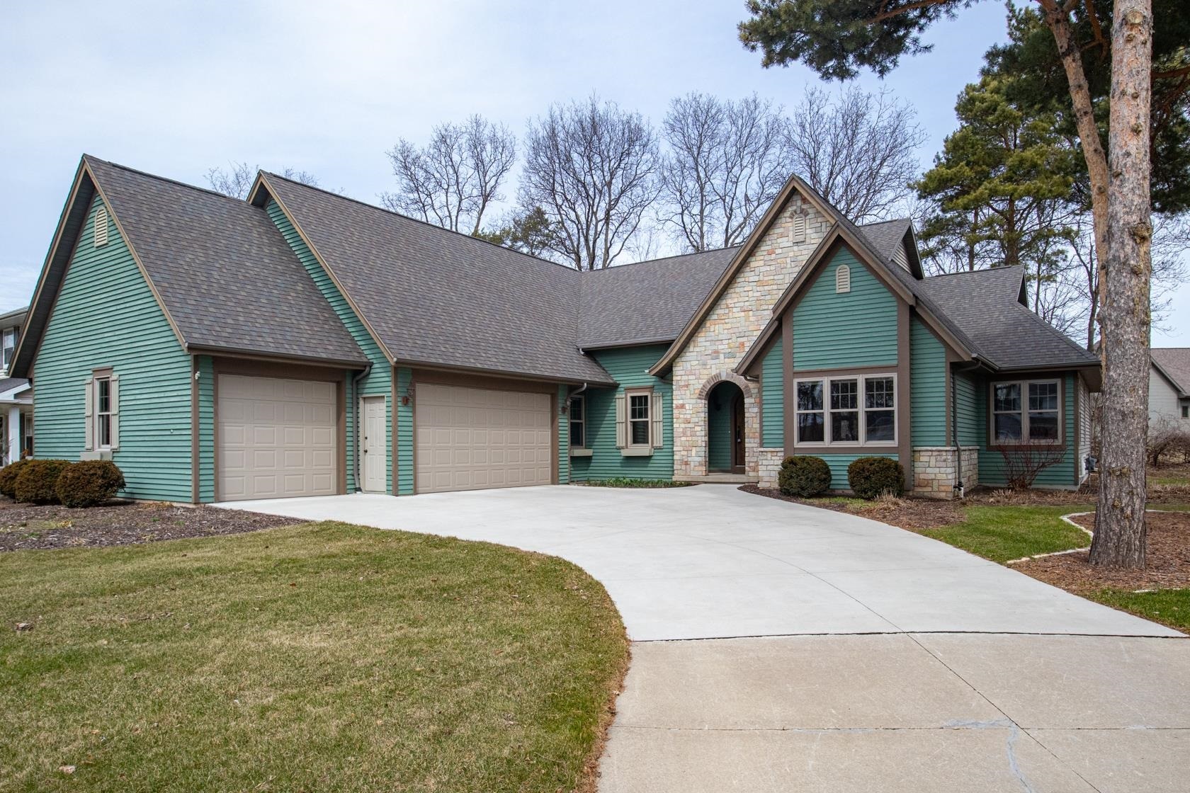 2010 Pinewood Court  Menasha WI 54952 photo
