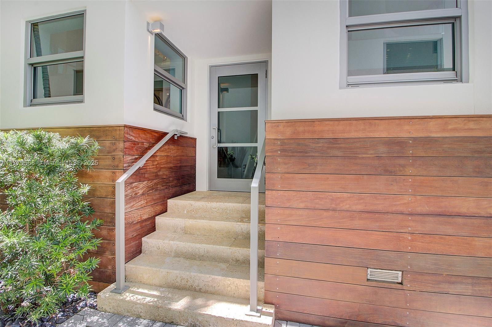 Property Photo:  125 Ocean Drive L0101  FL 33139 