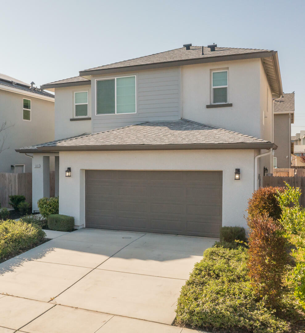 Property Photo: 1005 W Sedona Avenue CA 93291