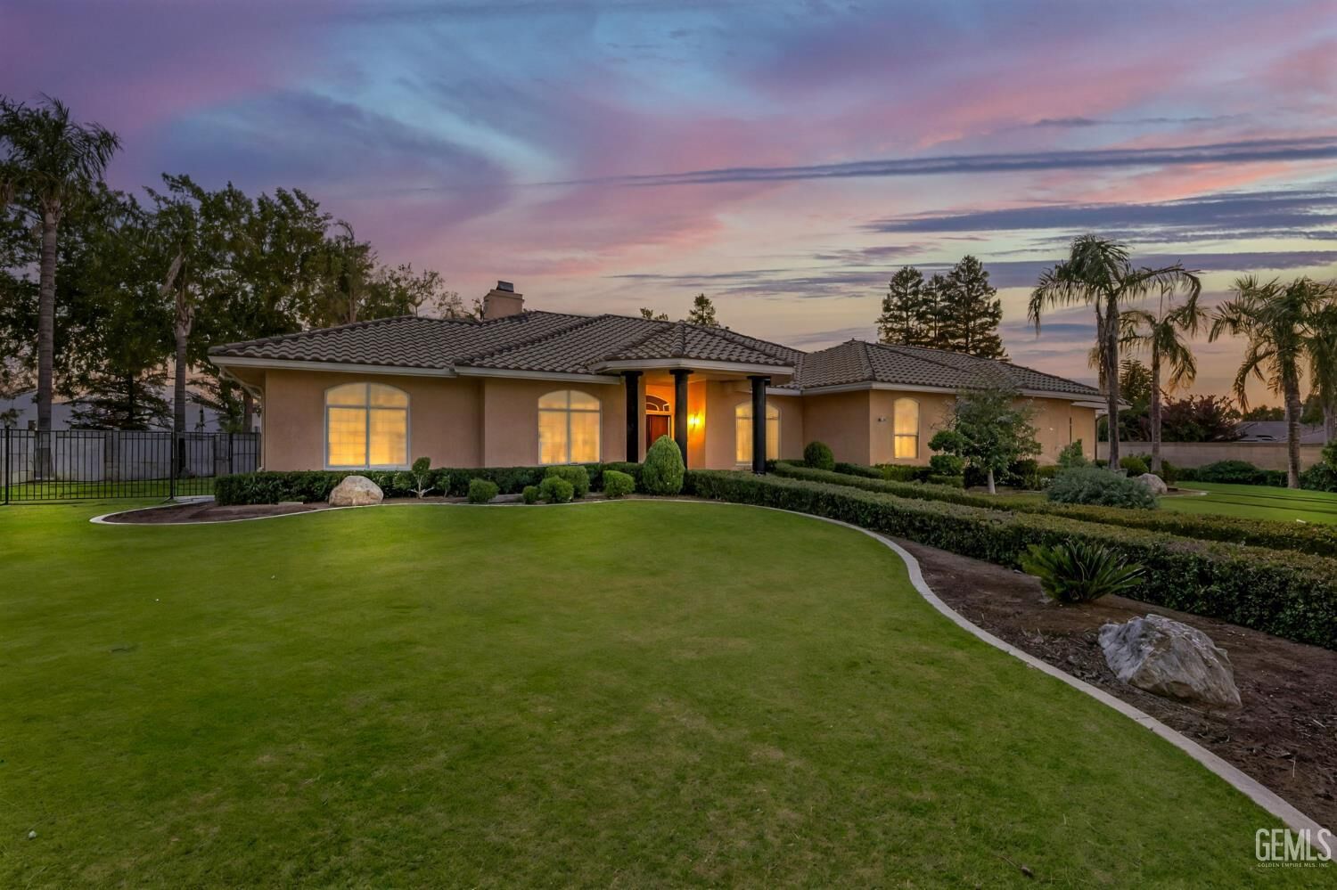 Property Photo: 4906 Palisades Circle CA 93308