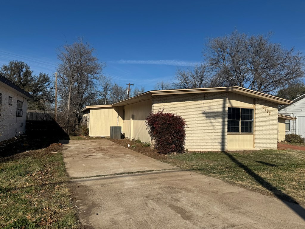Property Photo: 2692 W Ave N TX 76904