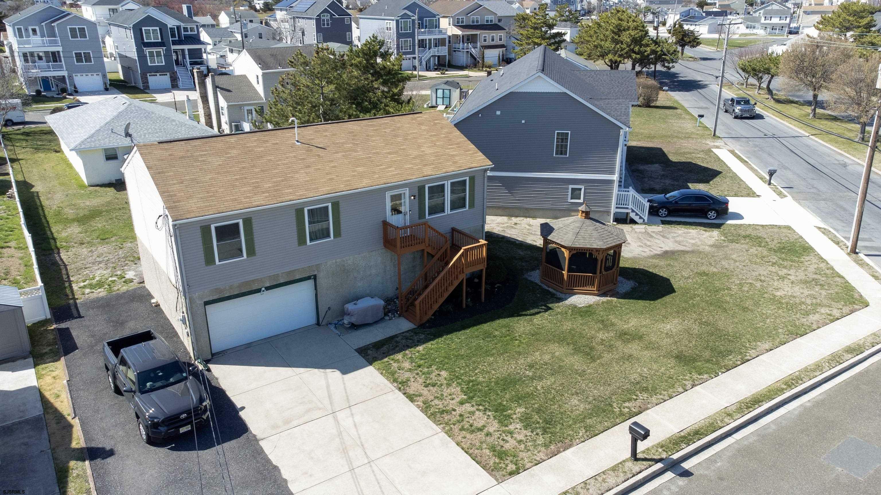 Property Photo:  2 Franklin Pl  NJ 08203-2432 