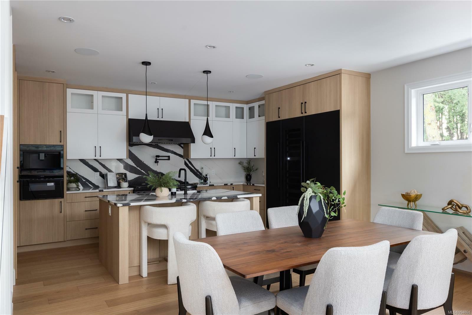 Property Photo: 650 Monterey Ave BC V8S 4T9