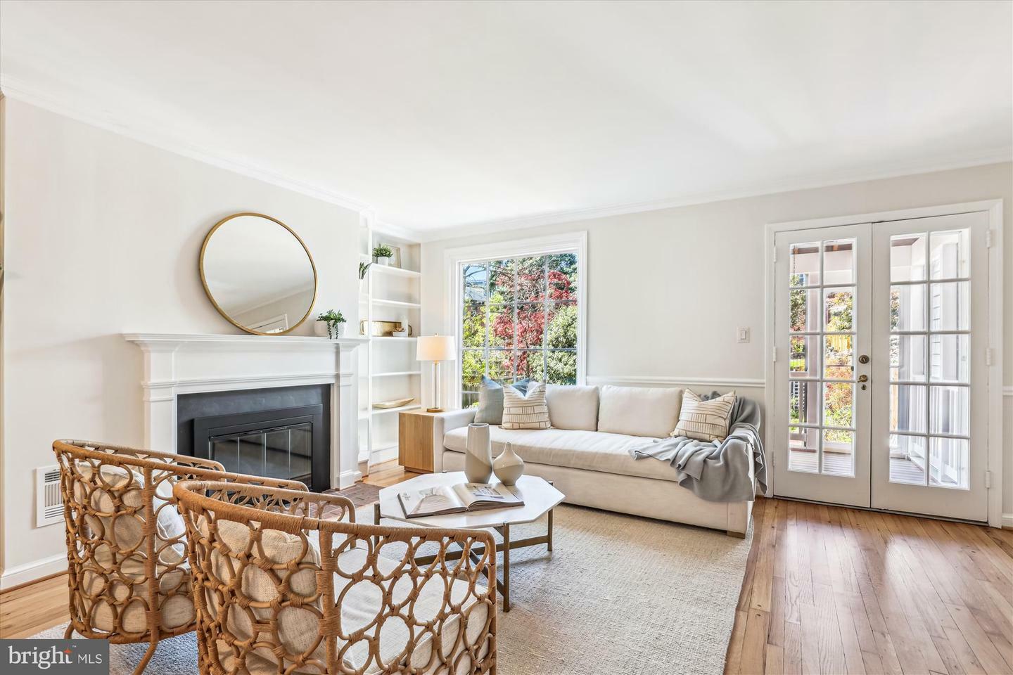 Property Photo: 821 S Lee Street VA 22314