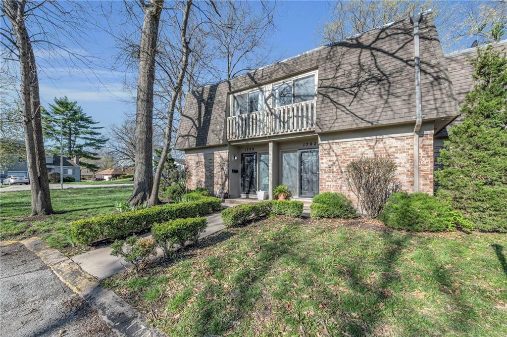 Property Photo: 1702 E 97th Street MO 64131