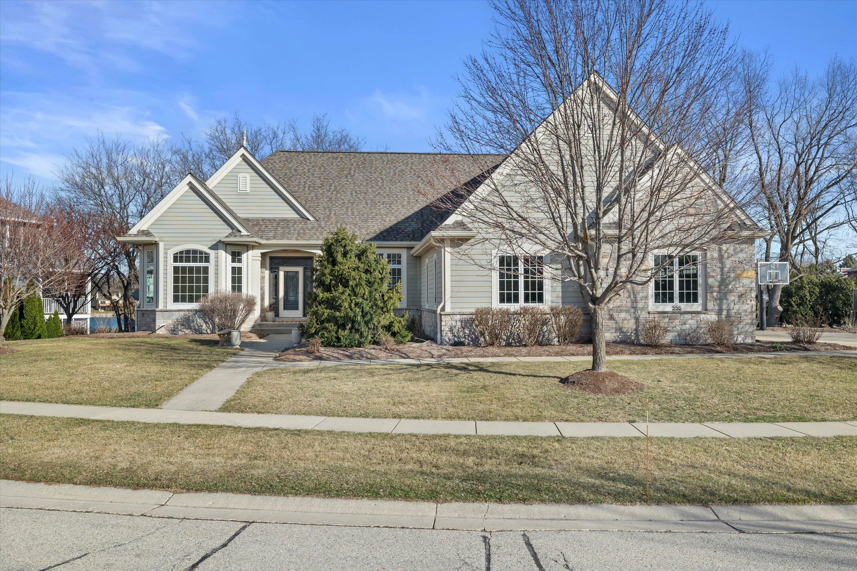 550 Lake Bluff Dr  Oconomowoc WI 53066 photo