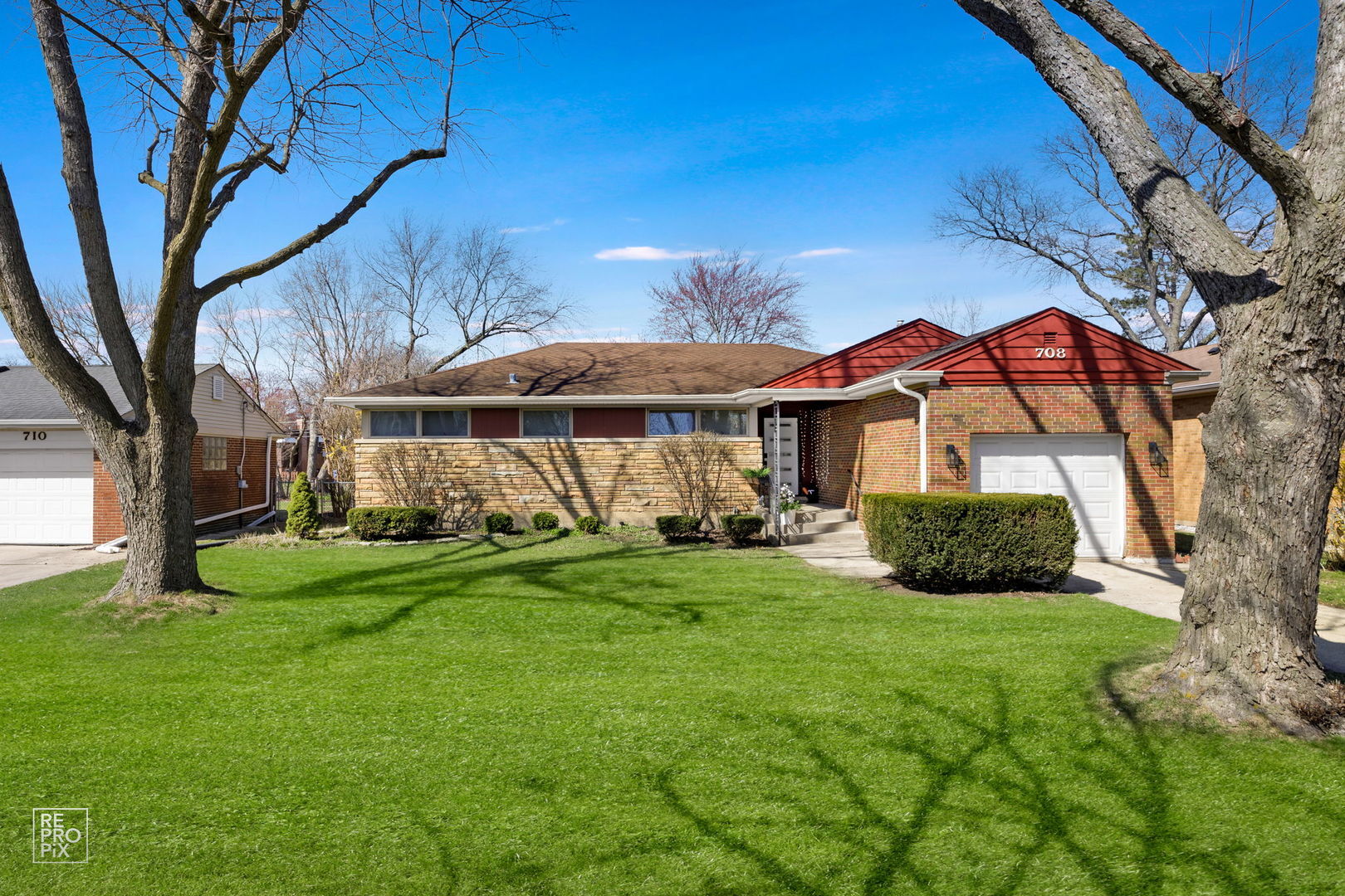 Property Photo: 708 W Dresser Drive IL 60056