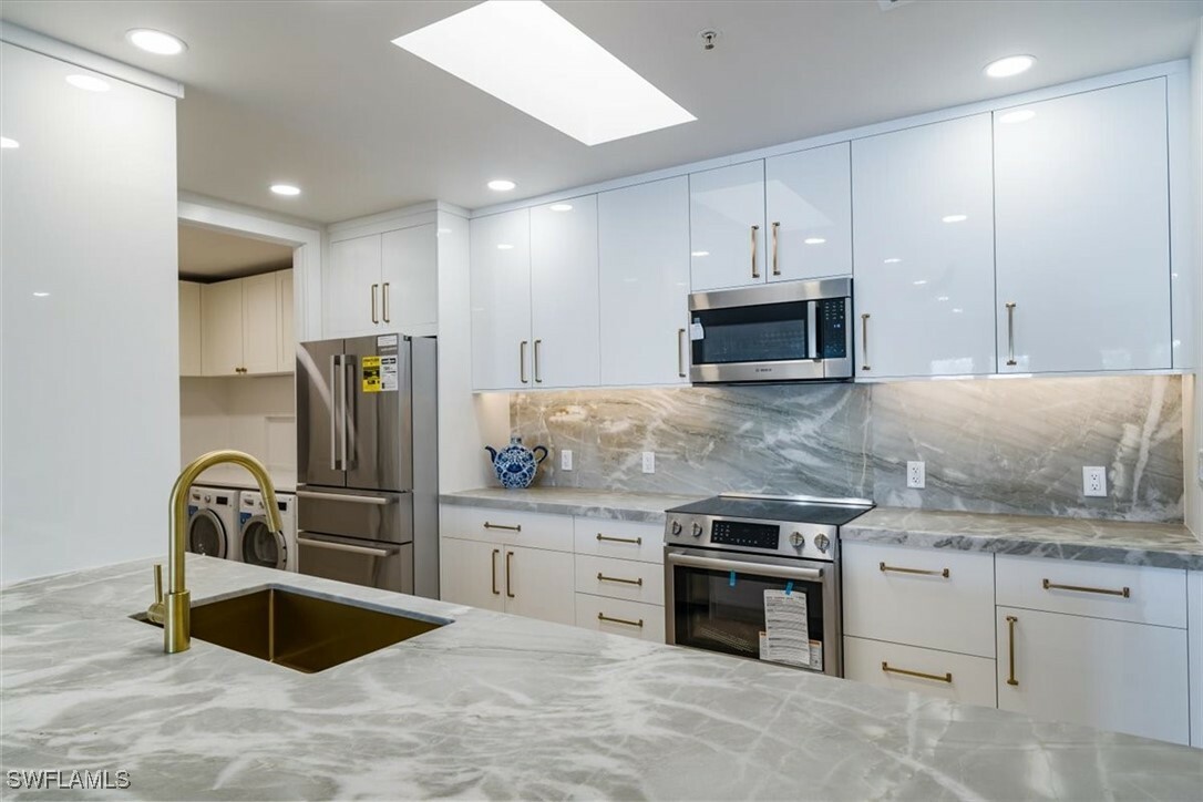 Property Photo: 780 5th Avenue S 305 FL 34102