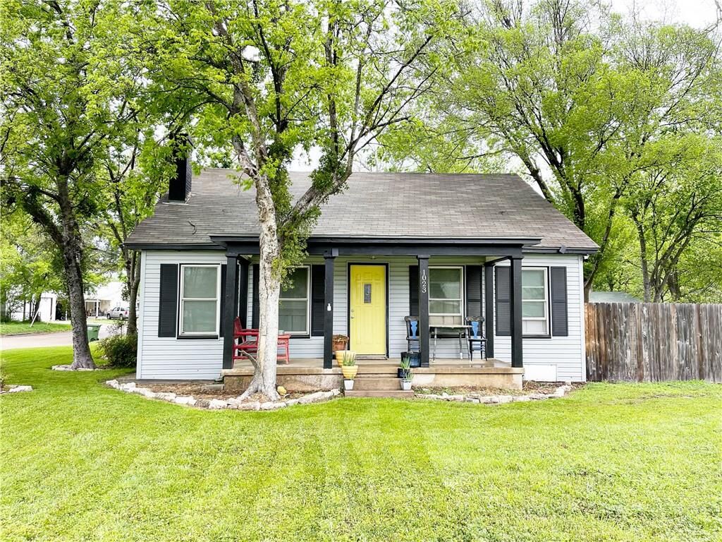 Property Photo:  1023 Maxfield Street  TX 76705 