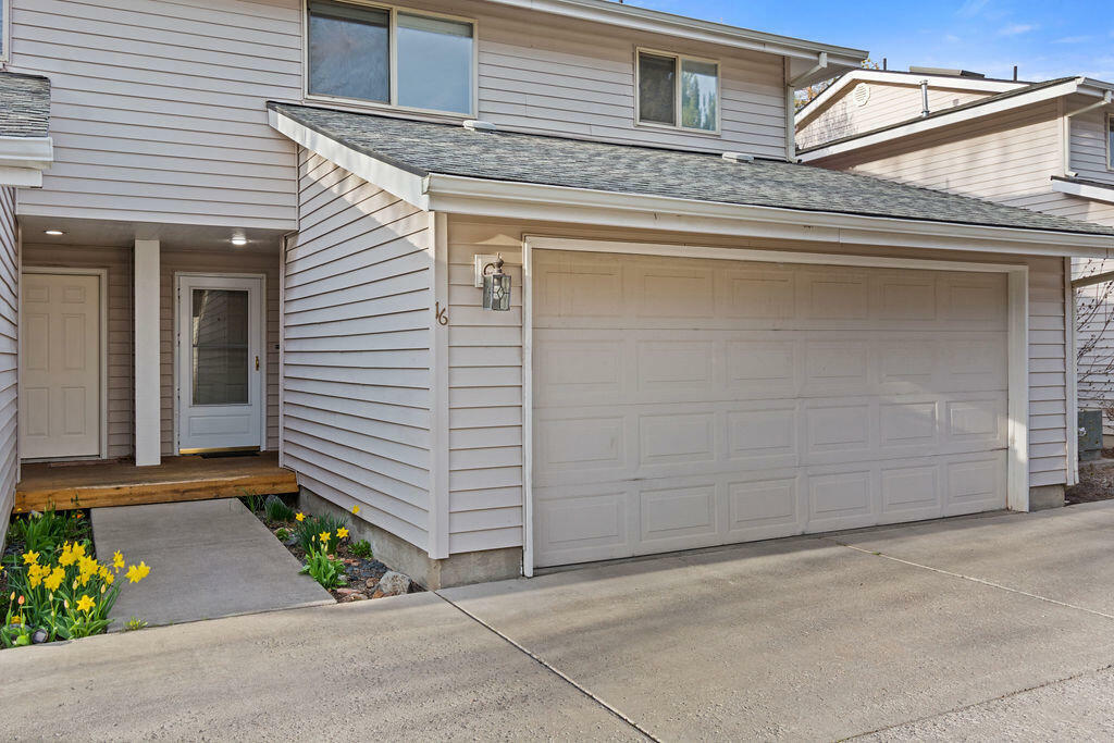 Property Photo:  1801 NE Purcell Boulevard # 16  OR 97701 