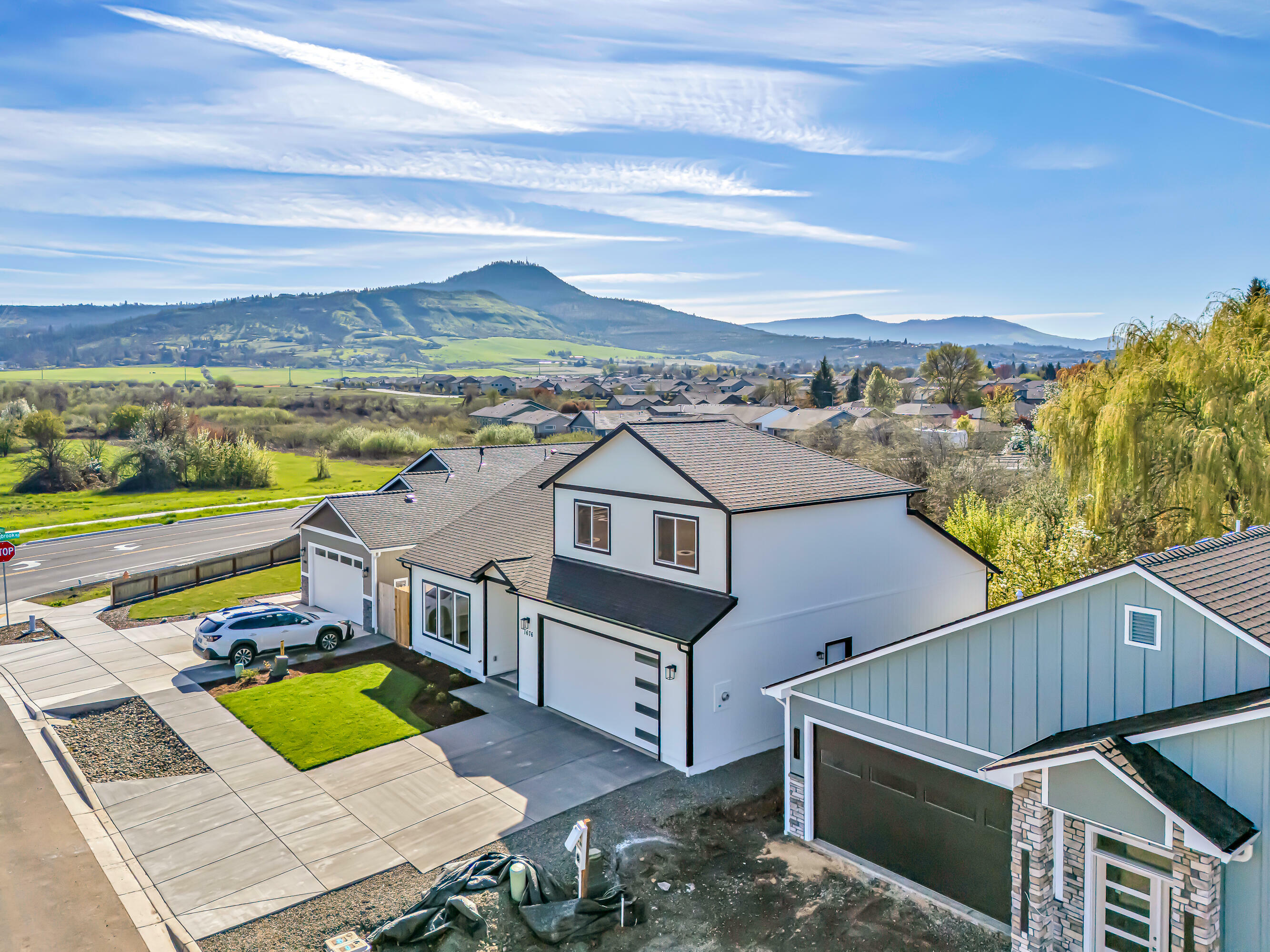 Property Photo:  1676 Monarch Lane  OR 97504 