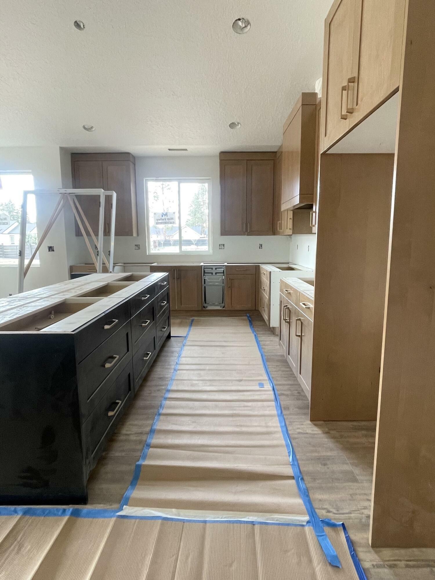 Property Photo: 271 E Diamond Peak Avenue OR 97759