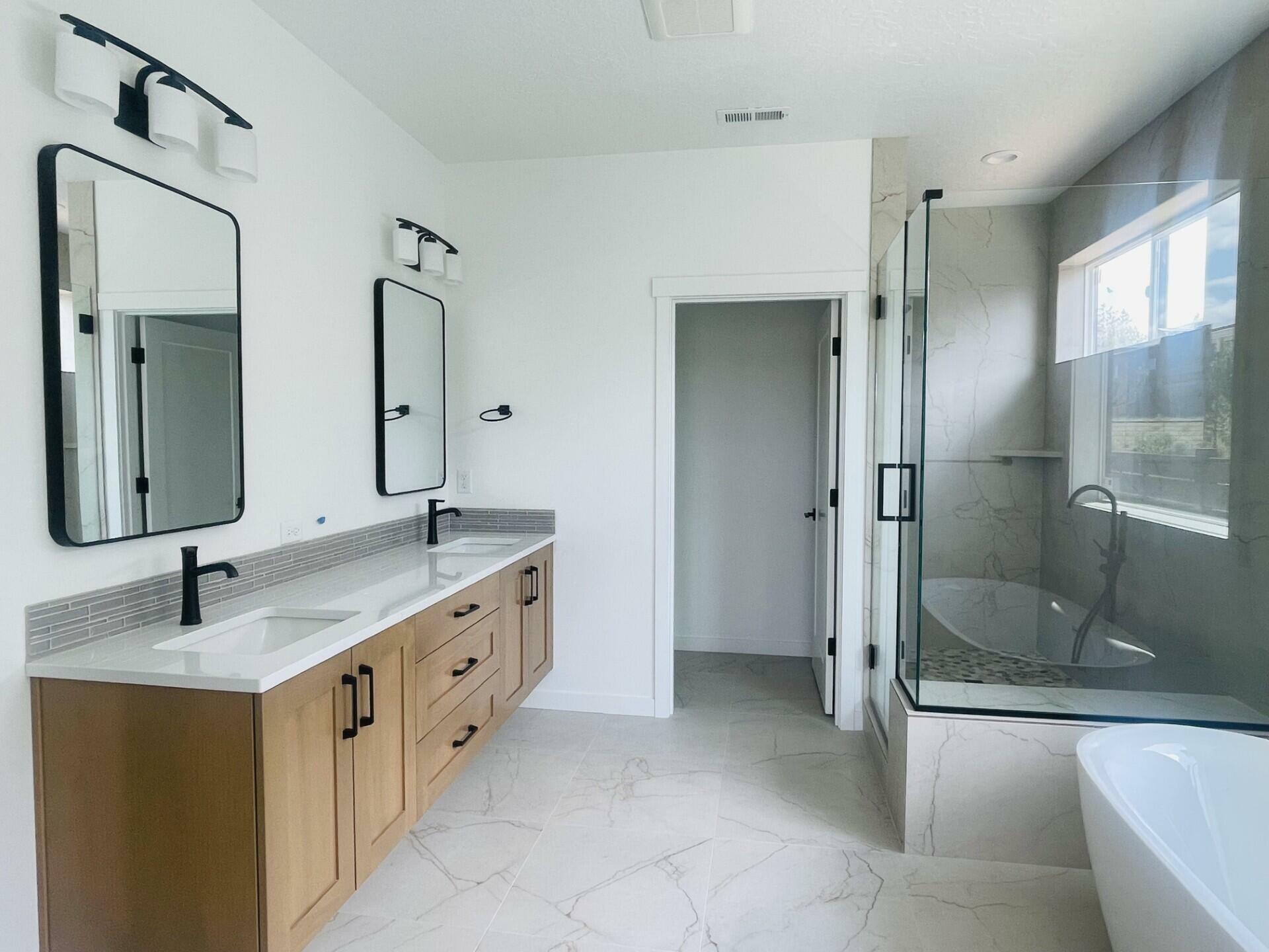 Property Photo:  271 E Diamond Peak Avenue  OR 97759 