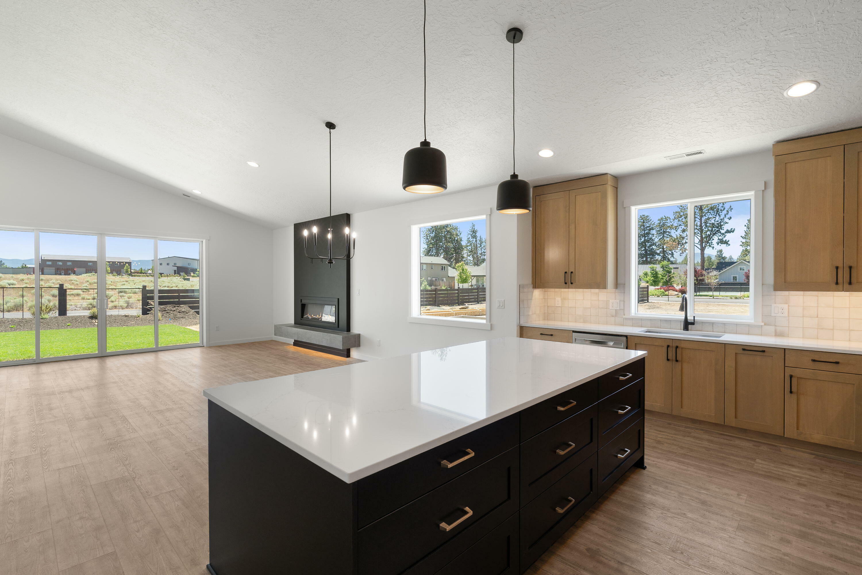 Property Photo: 271 E Diamond Peak Avenue OR 97759