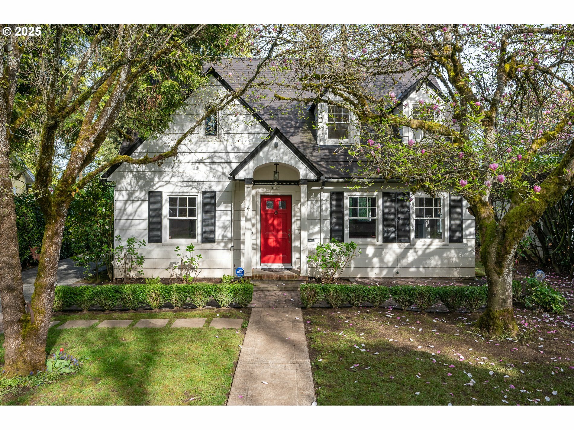 Property Photo: 1856 SE Saint Andrews Dr OR 97202