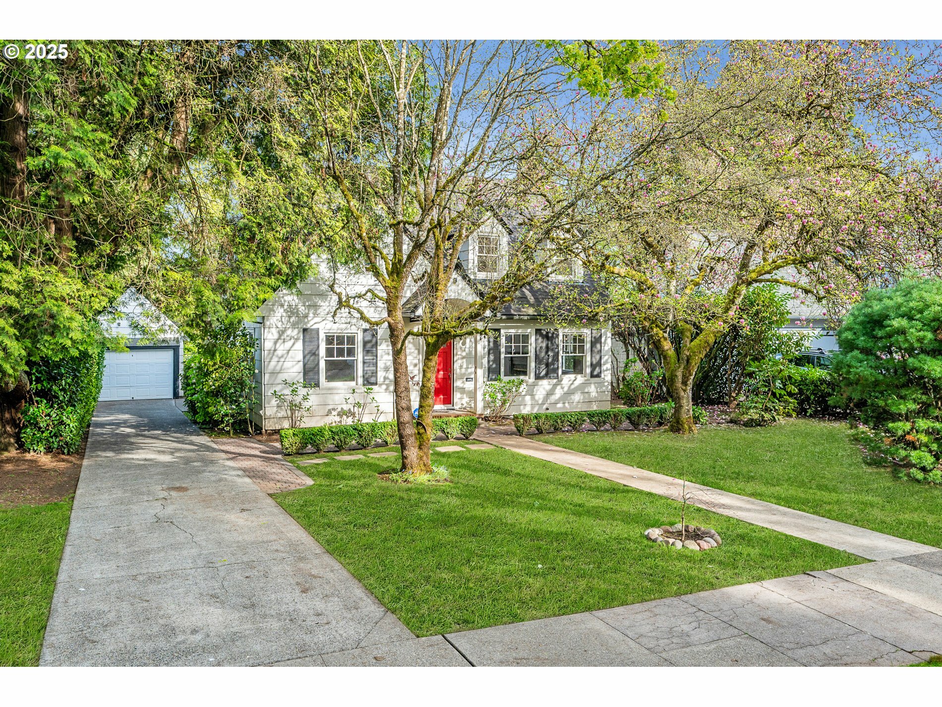 Property Photo: 1856 SE Saint Andrews Dr OR 97202