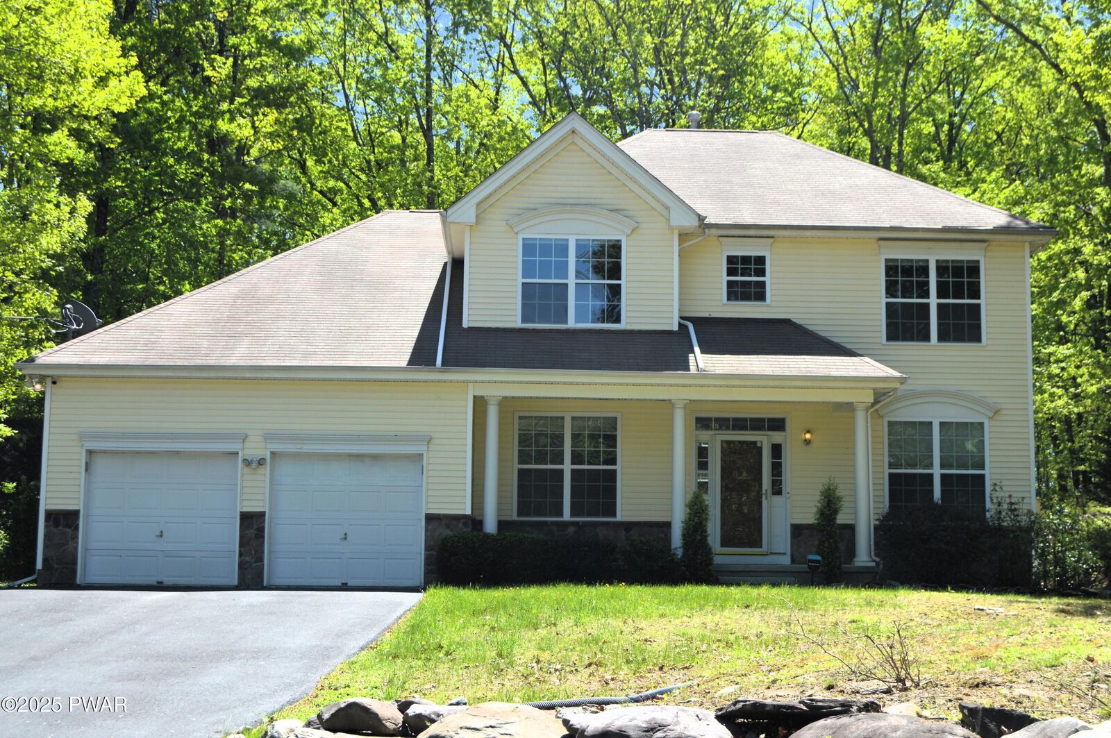 Property Photo: 504 St Ives Court PA 18324