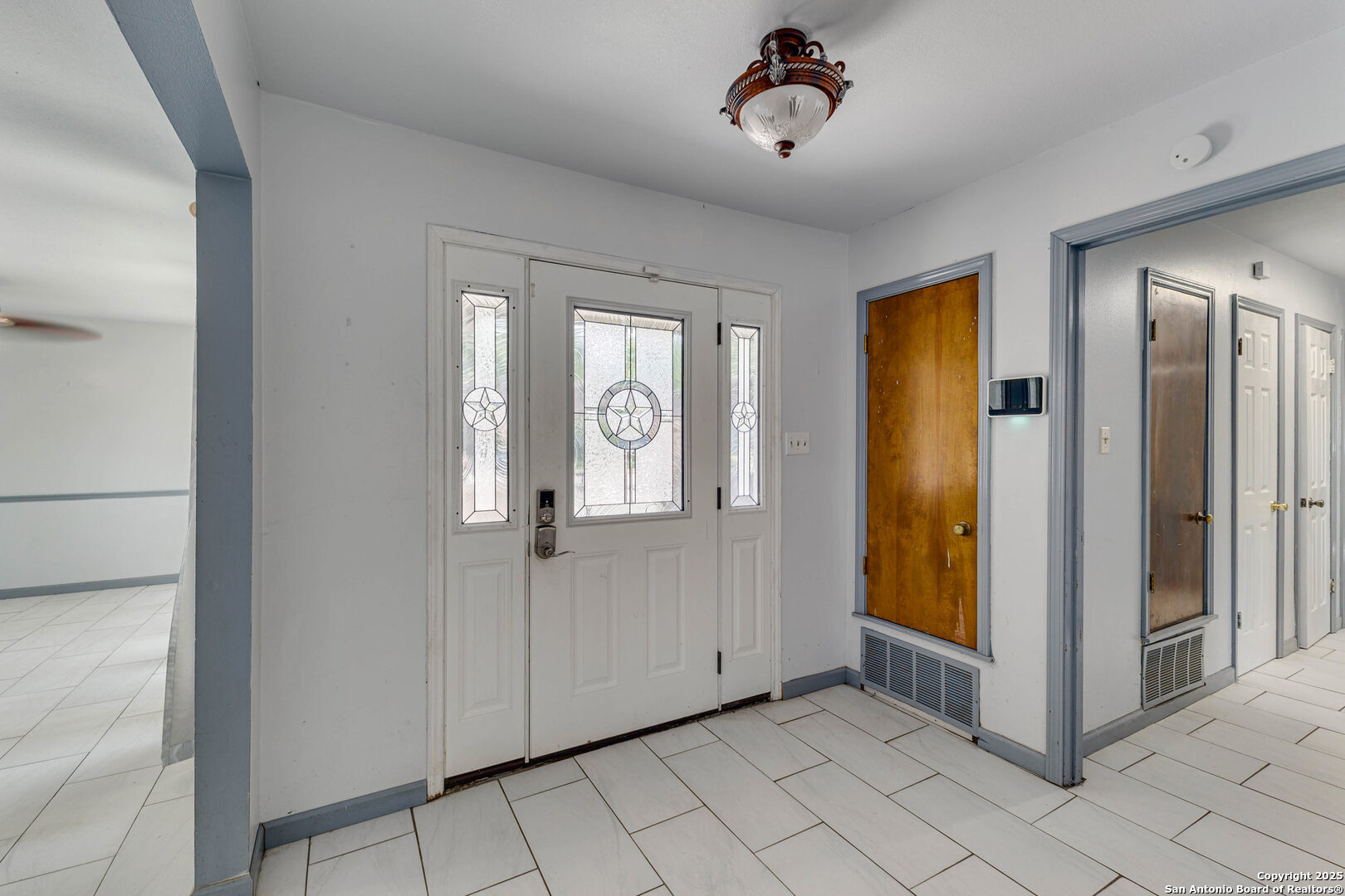 Property Photo:  410 De Soto  TX 78148 