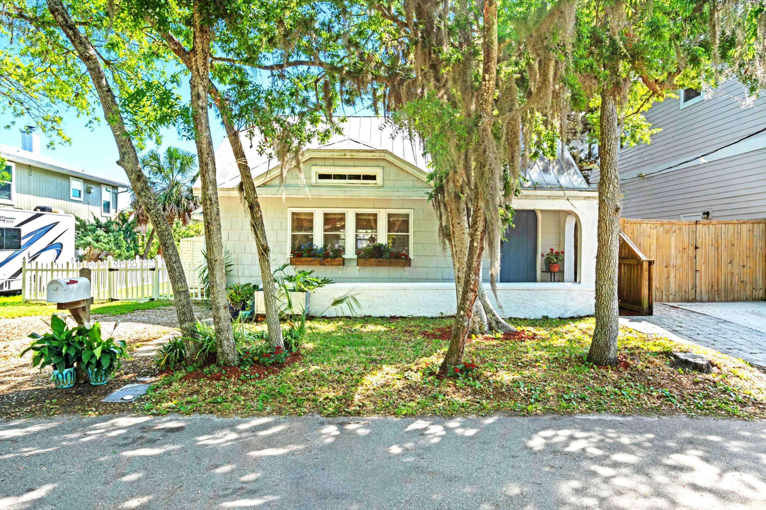 Property Photo: 29 Oak St FL 32084