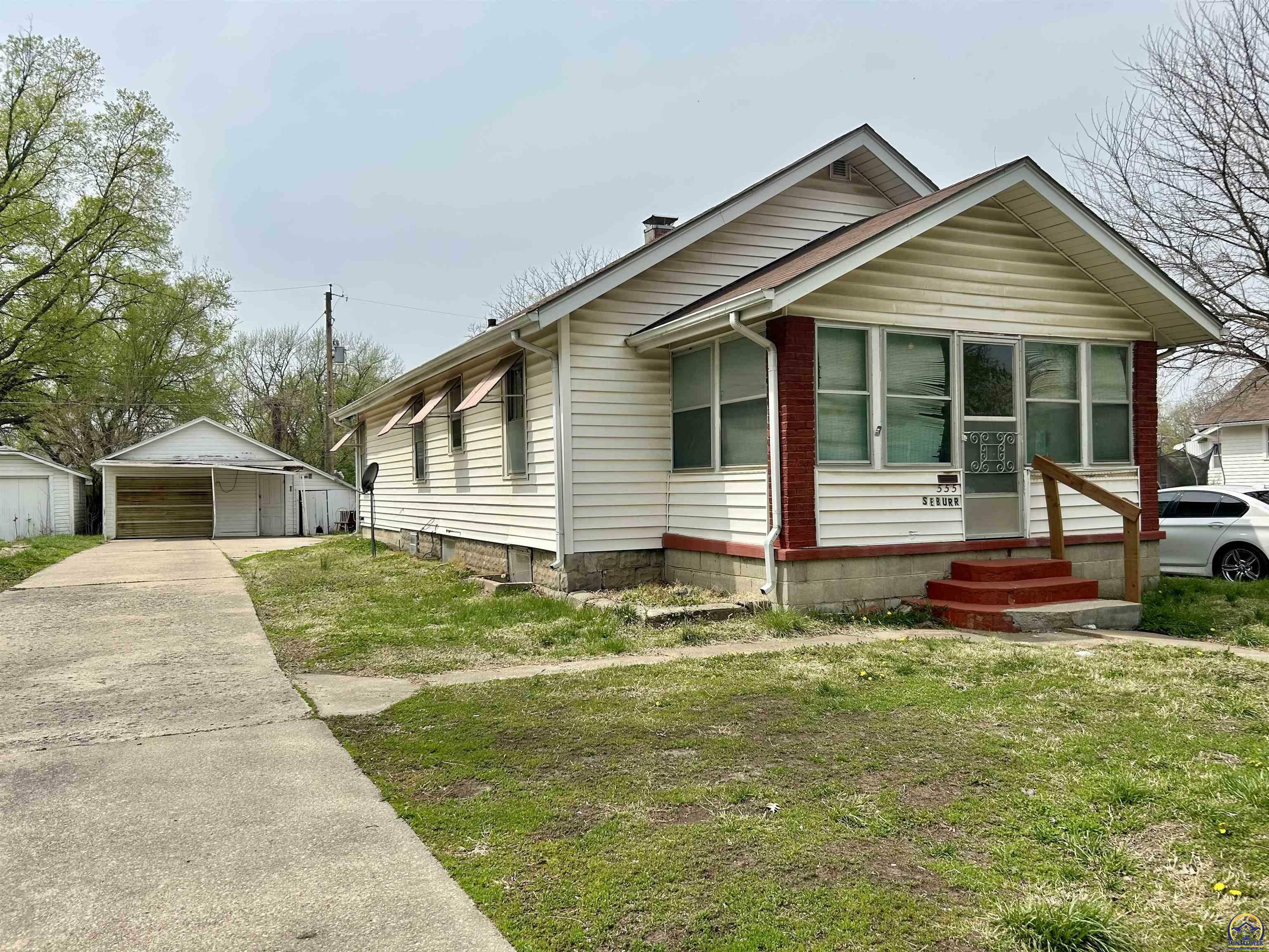 Property Photo: 555 SE Burr St KS 66607