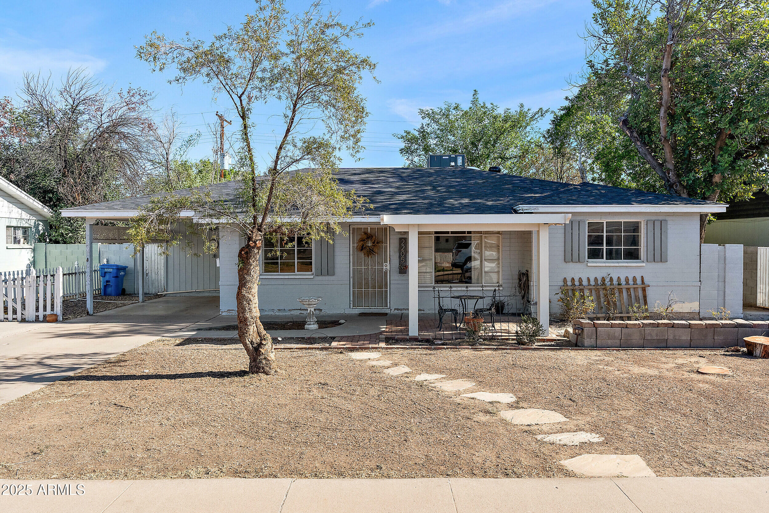2205 W Gardenia Drive  Phoenix AZ 85021 photo