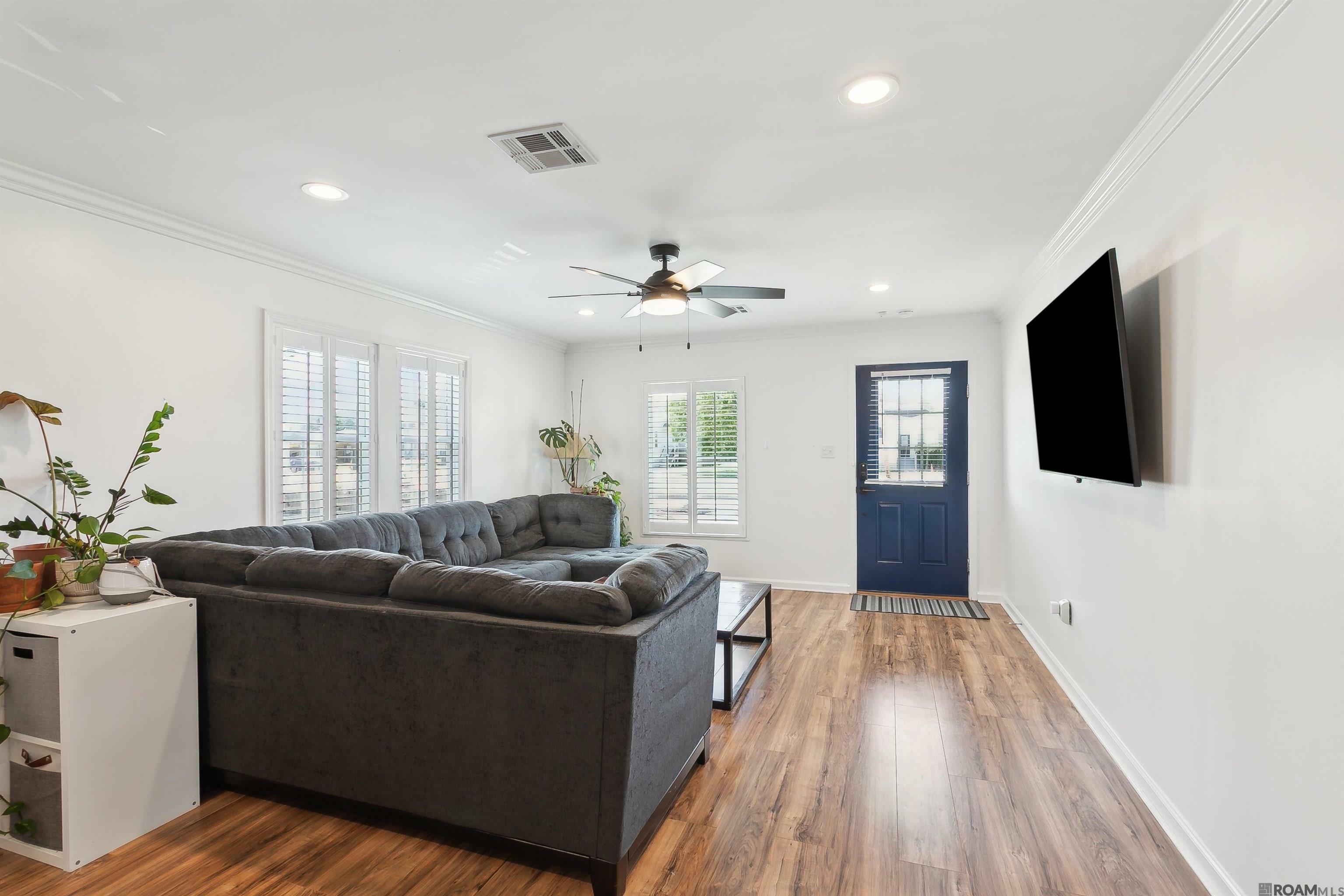 Property Photo: 5143 Cameron Boulevard LA 70122