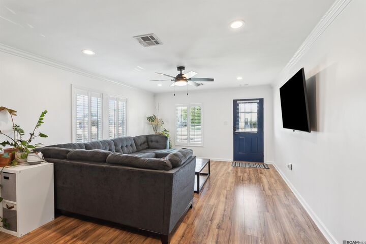 Property Photo:  5143 Cameron Boulevard  LA 70122 