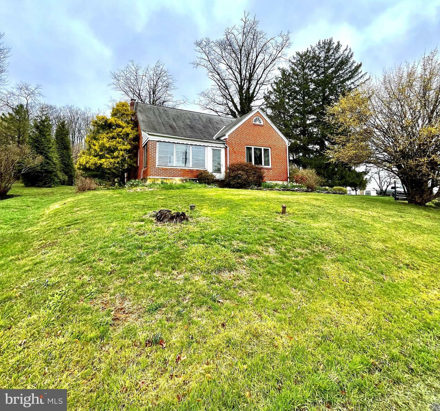 Property Photo: 1042 Weisstown Road PA 19512