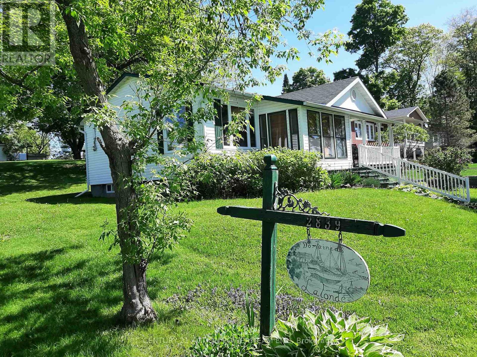 Property Photo: 2839 Domaine Chartrand Street East ON K0B 1J0